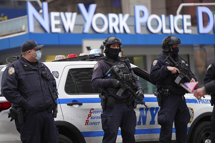 Alus kaatui New Yorkin satamassa, kaksi kuollutta 1
