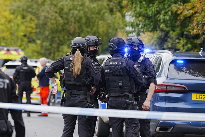 Auto-onnettomuudessa kuoli seitsemän, mukaan lukien kaksi poliisia Britanniassa. 1