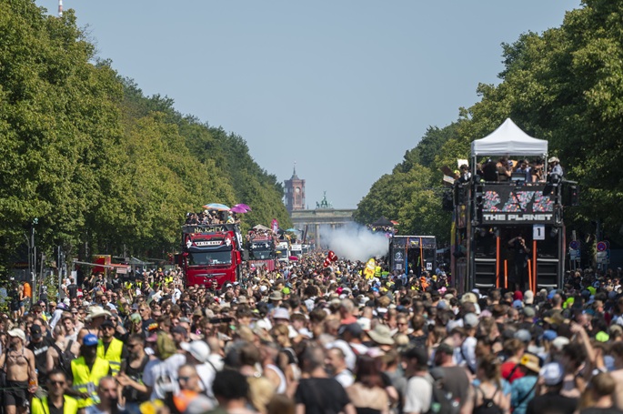 Berliinin techno-kulkue käynnistyy kunnianosoituksella Pride-hyökkäyksen uhreille 1