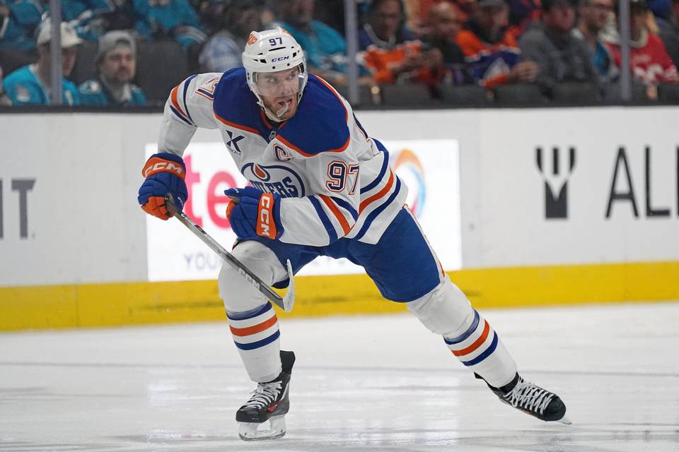 Connor McDavidille merkittävä kunnianosoitus Connor McDavidille merkittävä kunnianosoitus 1