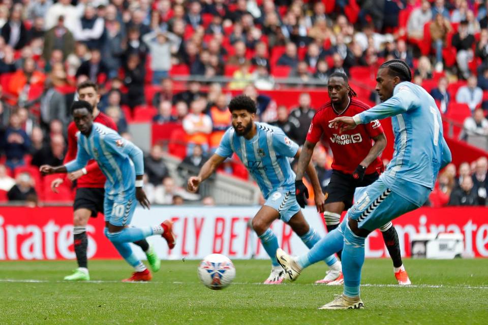 Coventry, joka oli vaarassa putoamiselta, tekee paluun Valioliigaan 25 vuoden tauon jälkeen. Coventry, joka oli vaarassa putoamiselta, tekee paluun Valioliigaan 25 vuoden tauon jälkeen. 1