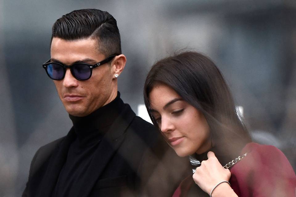 Cristiano Ronaldo solmi avioliiton, fanit kerääntyivät väärään kirkkoon. Cristiano Ronaldo solmi avioliiton, fanit kerääntyivät väärään kirkkoon. 1
