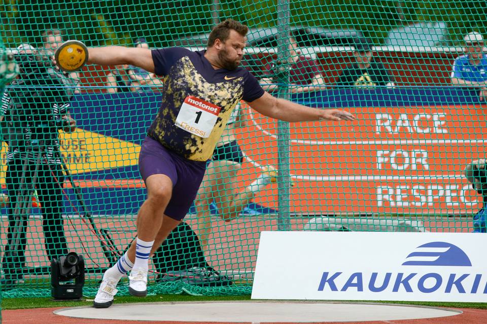 Daniel Ståhl kilpailee kiekonheitossa Helsingin Ruotsi-ottelussa, Duplantis ei osallistu. 1