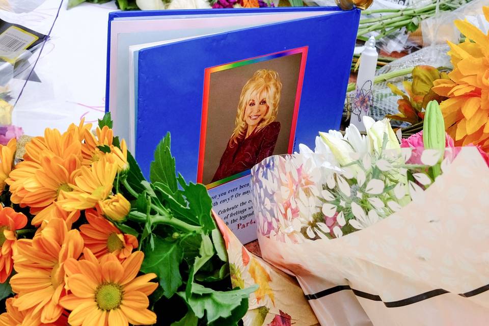 Dolly Parton haudattu miehensä viereen Dolly Parton haudattu miehensä viereen 1