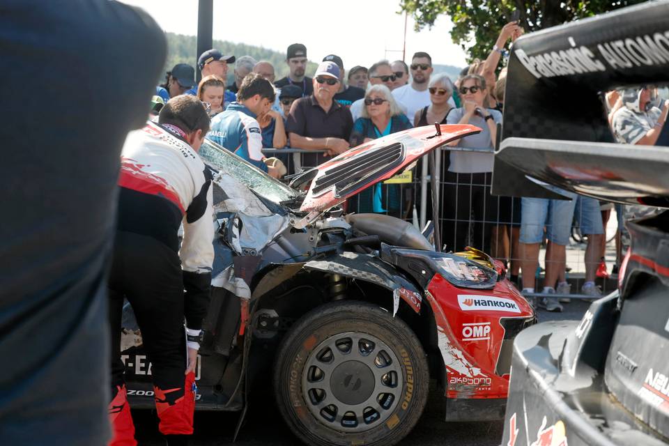 Elfyn Evansin Toyotan katto-onnettomuus päättyi huoltoon – video esittelee katsojien vaikuttavan tuen Elfyn Evansin Toyotan katto-onnettomuus päättyi huoltoon – video esittelee katsojien vaikuttavan tuen 3