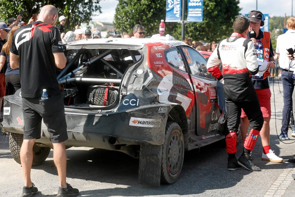 Elfyn Evansin Toyotan katto-onnettomuus päättyi huoltoon – video esittelee katsojien vaikuttavan tuen Elfyn Evansin Toyotan katto-onnettomuus päättyi huoltoon – video esittelee katsojien vaikuttavan tuen 4