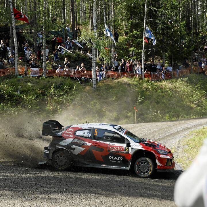 Elfyn Evansin Toyotan katto-onnettomuus päättyi huoltoon – video esittelee katsojien vaikuttavan tuen Elfyn Evansin Toyotan katto-onnettomuus päättyi huoltoon – video esittelee katsojien vaikuttavan tuen 6