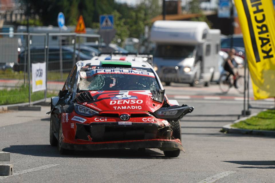 Elfyn Evansin Toyotan katto-onnettomuus päättyi huoltoon – video esittelee katsojien vaikuttavan tuen Elfyn Evansin Toyotan katto-onnettomuus päättyi huoltoon – video esittelee katsojien vaikuttavan tuen 1