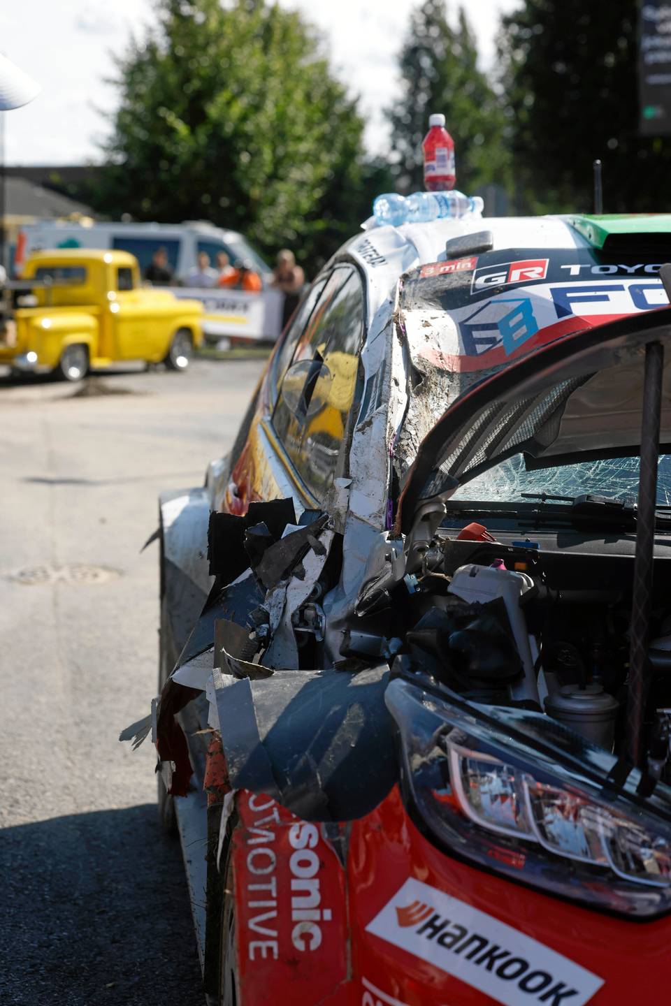 Elfyn Evansin Toyotan katto-onnettomuus päättyi huoltoon – video esittelee katsojien vaikuttavan tuen Elfyn Evansin Toyotan katto-onnettomuus päättyi huoltoon – video esittelee katsojien vaikuttavan tuen 2