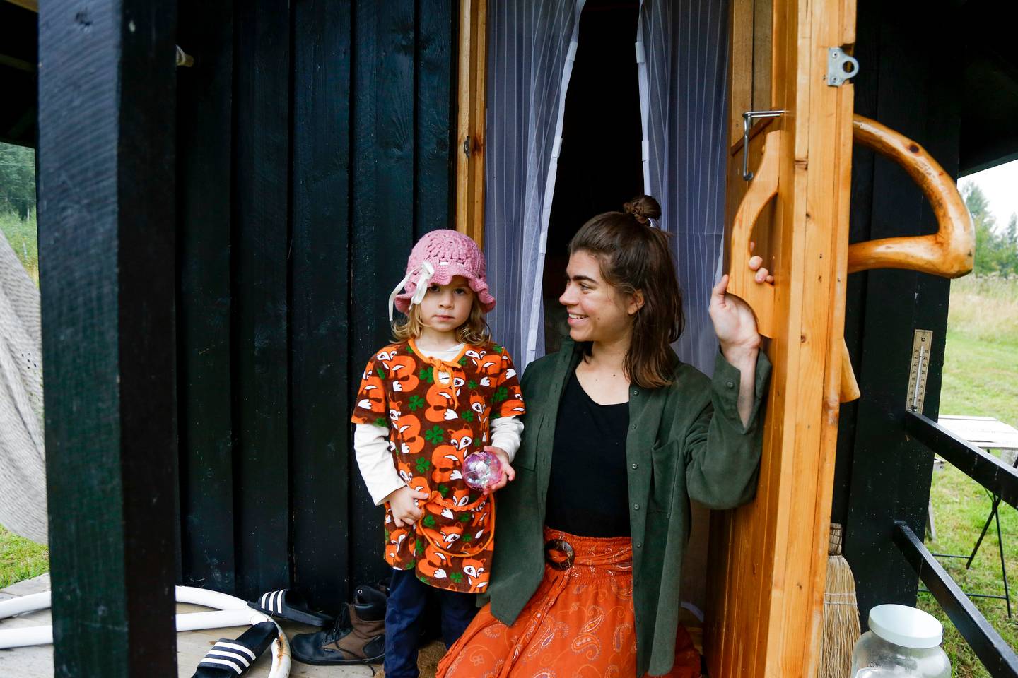 Emilia, 26, ja Helmi, 3, viettävät kesän leikkimökissä – tällaista on elämä minikodissa. Emilia, 26, ja Helmi, 3, viettävät kesän leikkimökissä – tällaista on elämä minikodissa. 1