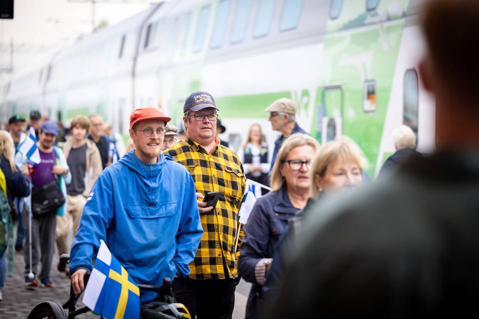 Ensimmäinen matkustajajuna Oulusta Haaparantaan saapui Ruotsiin. Ensimmäinen matkustajajuna Oulusta Haaparantaan saapui Ruotsiin. 1