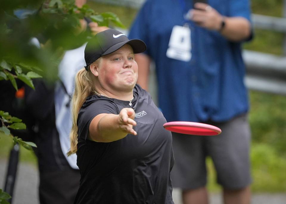 Eveliina Salonen vahvisti suomalaisnaisten ylivoimaa frisbeegolfin ammattilaiskiertueella selkeällä voitolla. Eveliina Salonen vahvisti suomalaisnaisten ylivoimaa frisbeegolfin ammattilaiskiertueella selkeällä voitolla. 1