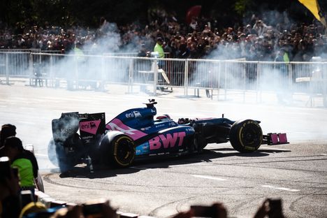 F1-kuski poltti rengasta jättiyleisön edessä – auto syttyi tuleen 2 F1-kuski poltti rengasta jättiyleisön edessä – auto syttyi tuleen 1