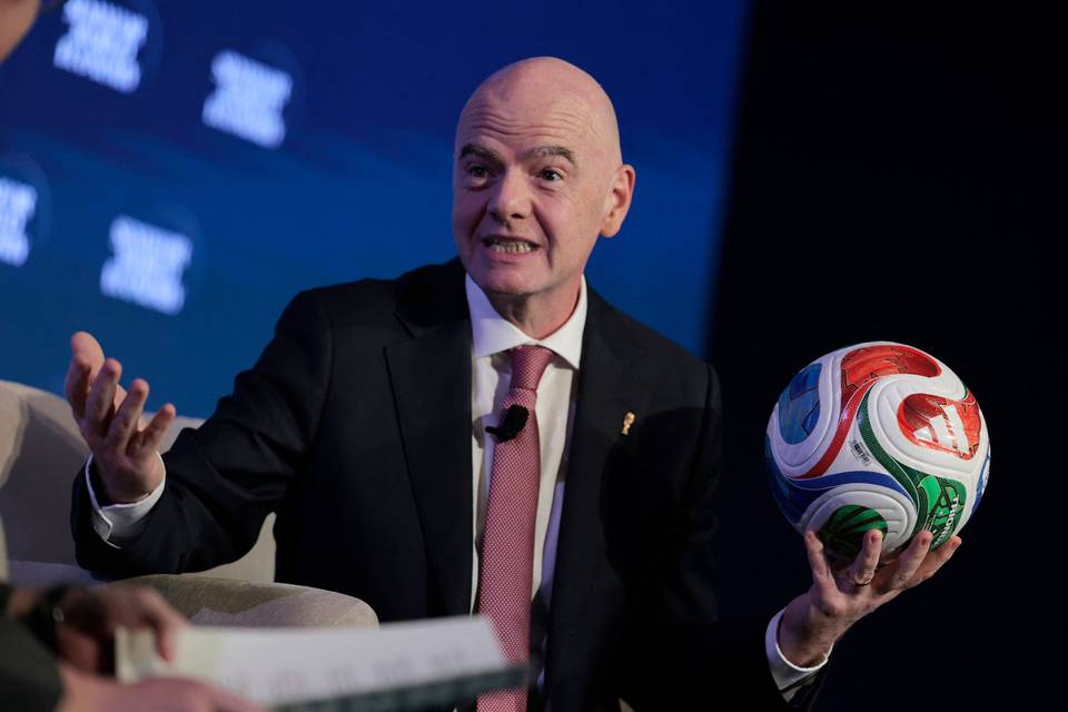 FIFA ilmaisee pahoittelunsa MM-kisojen myyntistrategioista ja vahvistaa tukensa Infantinoa kohtaan. FIFA ilmaisee pahoittelunsa MM-kisojen myyntistrategioista ja vahvistaa tukensa Infantinoa kohtaan. 1