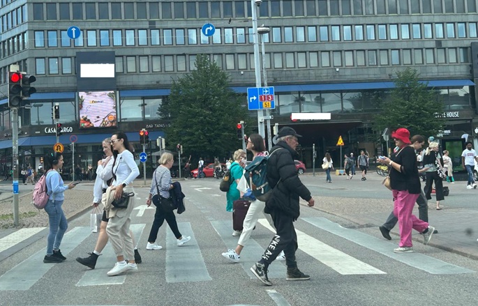 Helsingin väkiluku ylittää 700 000. 1