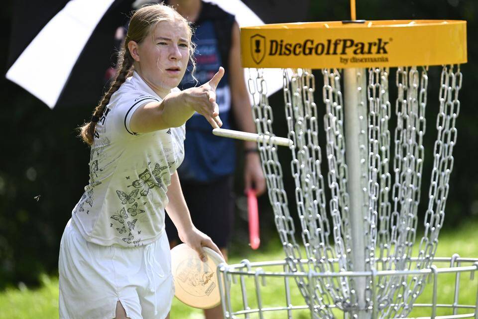 Iida Lehtomäki menetti sijansa MM-frisbeegolfin kolmannella kierroksella – Eveliina Salonen johtaa kahdeksan heiton erolla 1