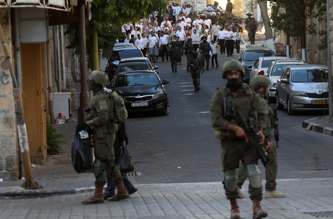 Israelin armeija tekee ratsian palestiinalaisen ministerin asuntoon Länsirannalla. 1