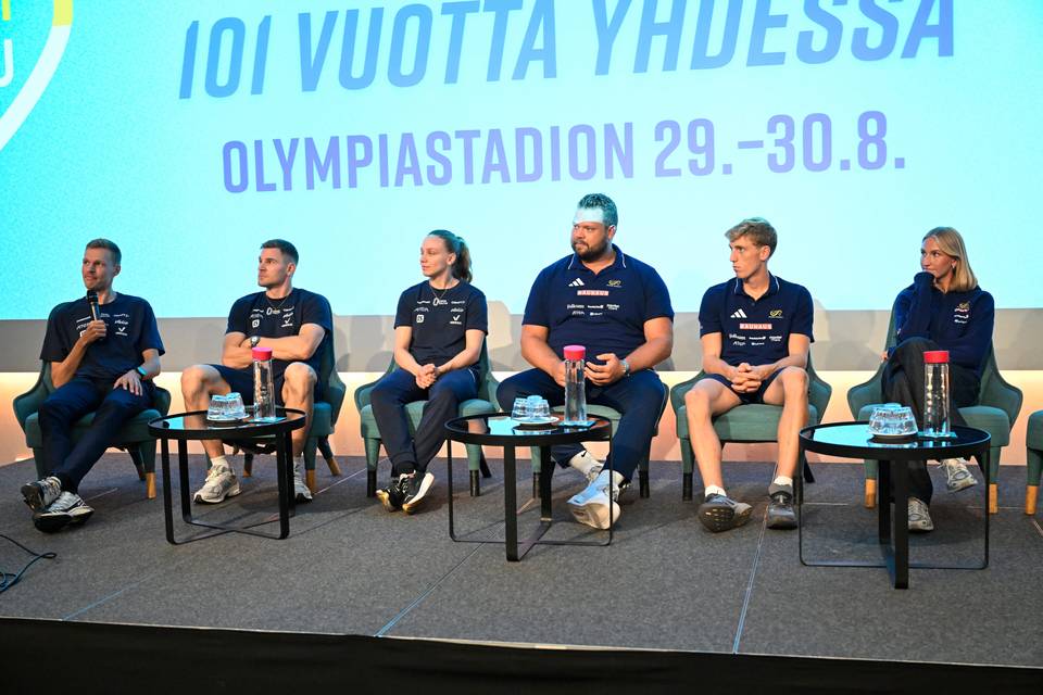 Joukkueenjohtaja Tuomo Salonen pitää sormet ristissä Ruotsi-ottelun alla – "Kaikki kolme EM-mitalistia ovat mukana" Joukkueenjohtaja Tuomo Salonen pitää sormet ristissä Ruotsi-ottelun alla – kaikki kolme EM-mitalistia mukana 1