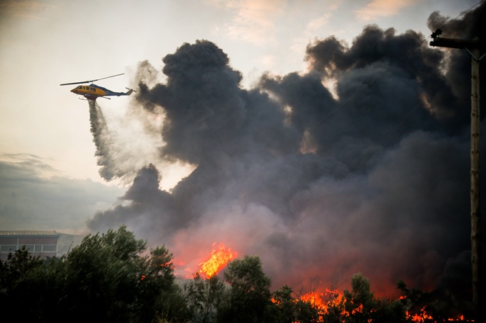 Kaksi kuollut, kaksi selviytynyt helikopterien törmäyksessä Kreikassa sammutustöiden aikana 1