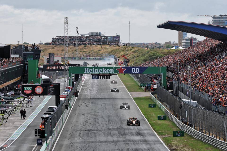 Katso video: Max Verstappen törmäsi seinään heti avauskierroksella. 1