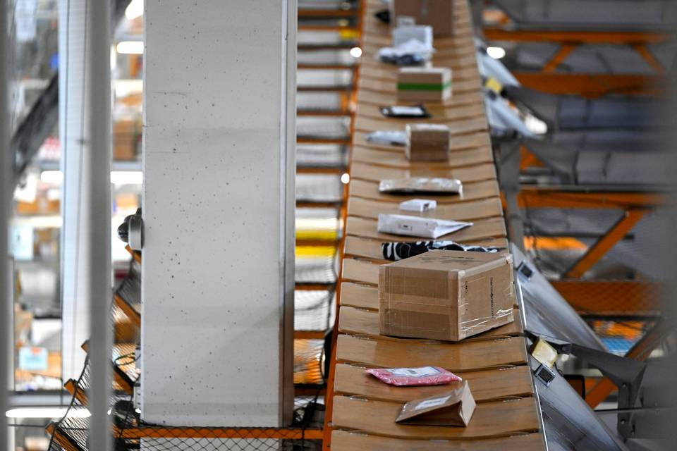Kiinasta saapuvien pienten pakettien määrä laski heinäkuussa. Kiinasta saapuvien pienten pakettien määrä laski heinäkuussa. 1