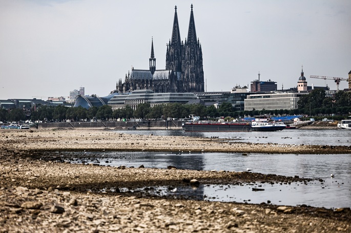 Kölnin Rhein-joen vedenpinta laskee ennätysalhaalle. 1