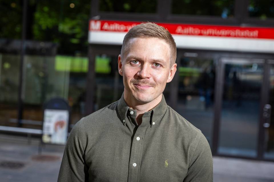 Kokoomuksen edustaja kritisoi perussuomalaisten ministereiden lippalakkeja: "Hallitusjäsenten on oltava esimerkillisiä" Kokoomuksen edustaja kritisoi perussuomalaisten ministereiden lippalakkeja: "Hallitusjäsenten on oltava esimerkillisiä" 1