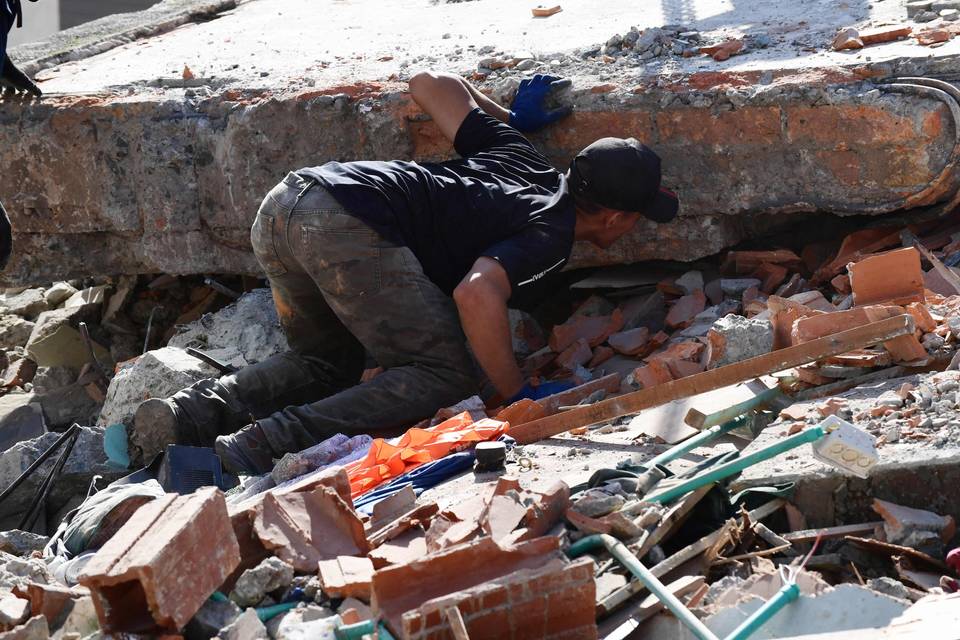 Kolumbian maanjäristyksen uhriluku päivitettiin alaspäin – katastrofi sai tuhannet tarjoamaan tukea Kolumbian maanjäristyksen uhriluku päivitettiin alaspäin – katastrofi sai tuhannet tarjoamaan tukea 1