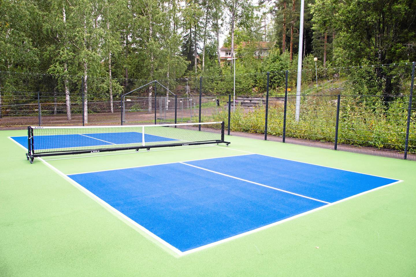 Kuopion kaupunki on rakentanut ensimmäiset kenttänsä suositulle lajille – Pelaaja selittää, miten ne poikkeavat tenniskentistä. 1