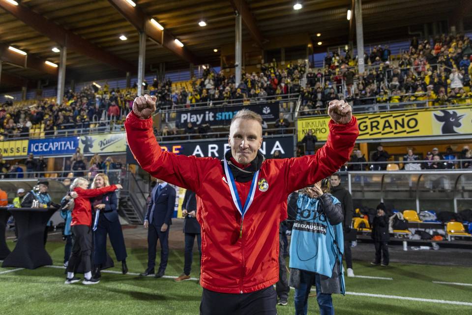 KuPSin naisten päävalmentaja Olli-Pekka Ojala eroaa tehtävästään kauden päätyttyä. KuPSin naisten päävalmentaja Olli-Pekka Ojala eroaa tehtävästään kauden päätyttyä. 1