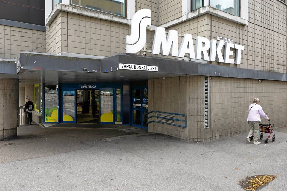 Lahden keskustan bussipysäkillä asuva nainen kertoo tehneensä valinnan asunnottomuuden puolesta. Lahden keskustan bussipysäkillä asuva nainen kertoo tehneensä valinnan asunnottomuuden puolesta. 8
