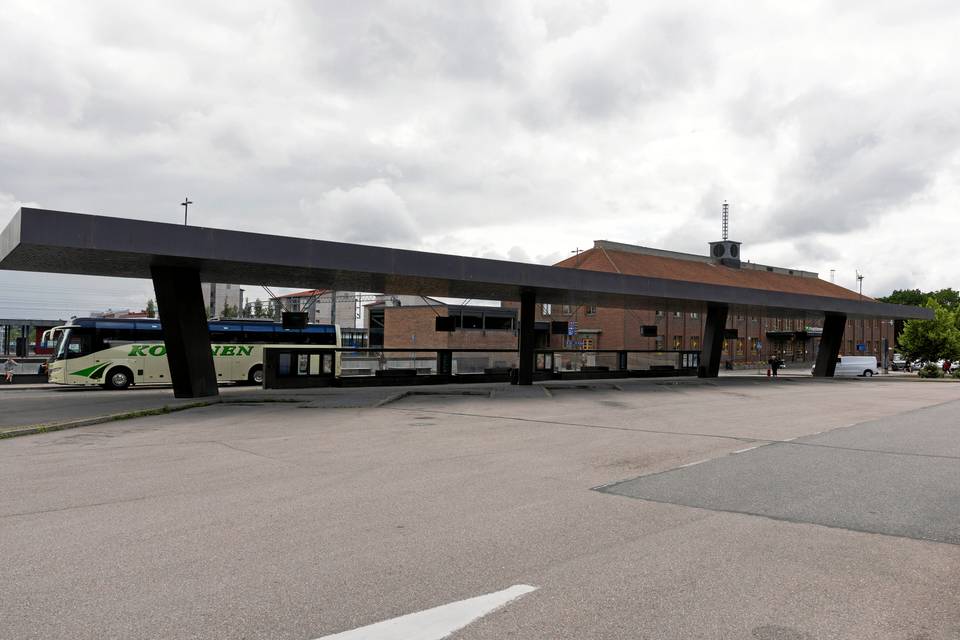 Lahden keskustan bussipysäkillä asuva nainen kertoo tehneensä valinnan asunnottomuuden puolesta. Lahden keskustan bussipysäkillä asuva nainen kertoo tehneensä valinnan asunnottomuuden puolesta. 7