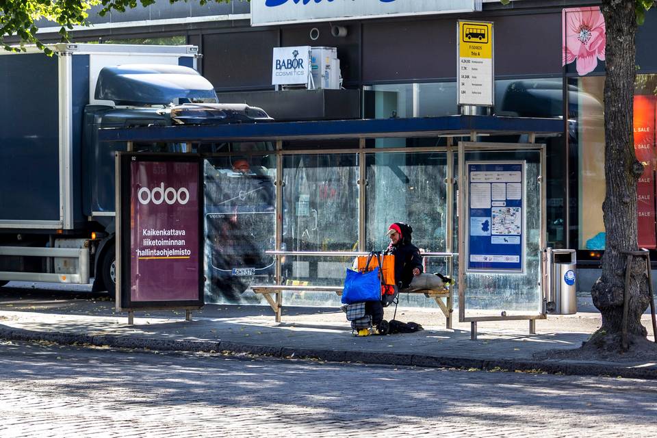 Lahden keskustan bussipysäkillä asuva nainen kertoo tehneensä valinnan asunnottomuuden puolesta. Lahden keskustan bussipysäkillä asuva nainen kertoo tehneensä valinnan asunnottomuuden puolesta. 2
