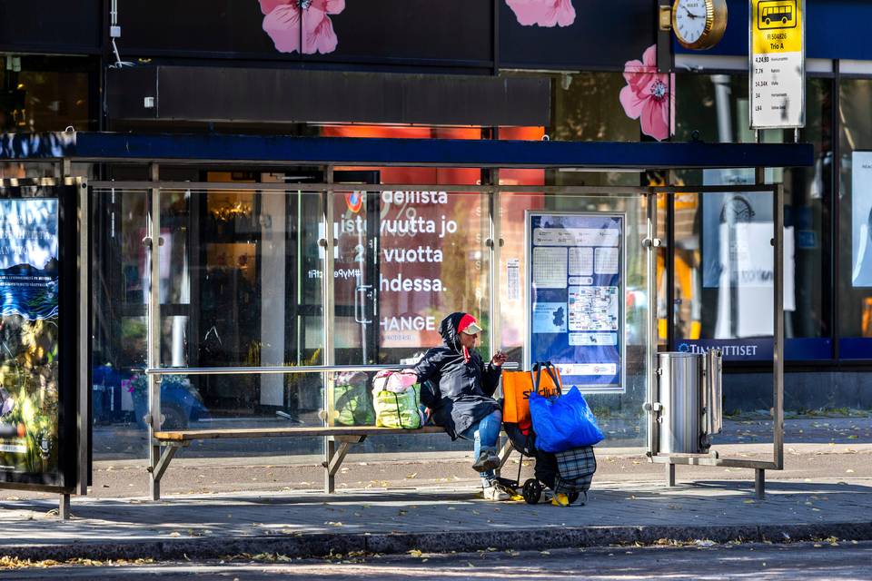 Lahden keskustan bussipysäkillä asuva nainen kertoo tehneensä valinnan asunnottomuuden puolesta. Lahden keskustan bussipysäkillä asuva nainen kertoo tehneensä valinnan asunnottomuuden puolesta. 6