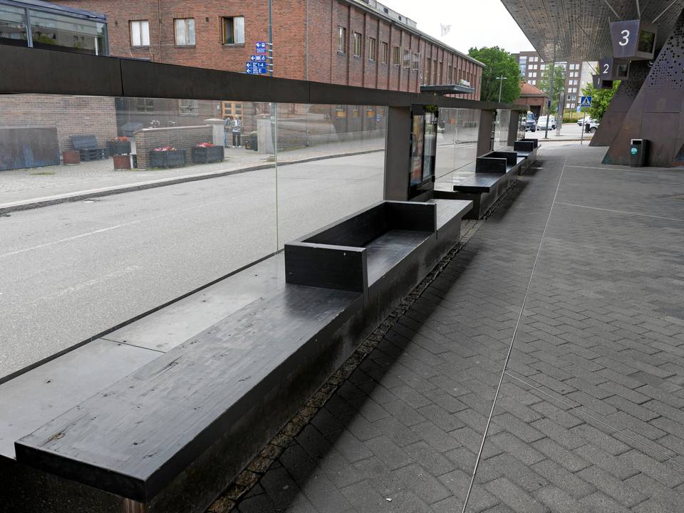 Lahden keskustan bussipysäkillä asuva nainen kertoo tehneensä valinnan asunnottomuudesta. 5
