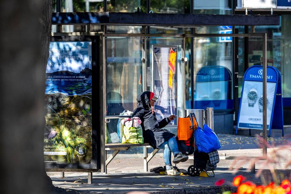 Lahden keskustan bussipysäkillä asuva nainen kertoo tehneensä valinnan asunnottomuudesta. 1