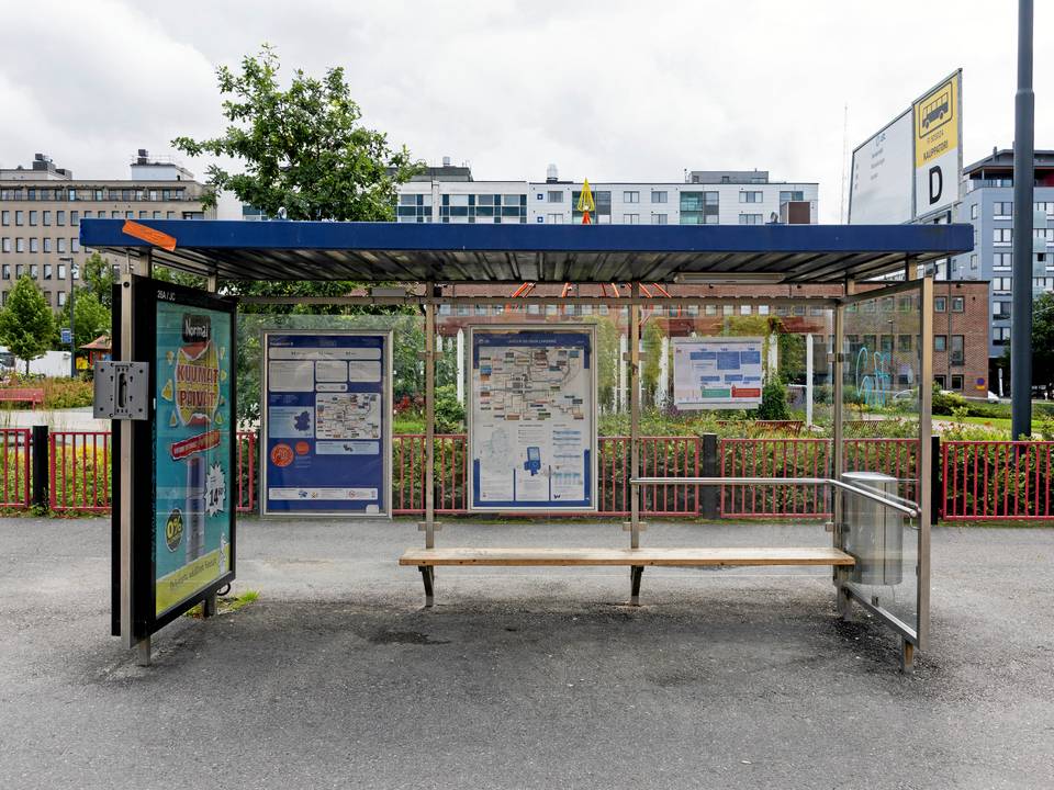 Lahden keskustan bussipysäkillä asuva nainen kertoo tehneensä valinnan asunnottomuudesta. 3