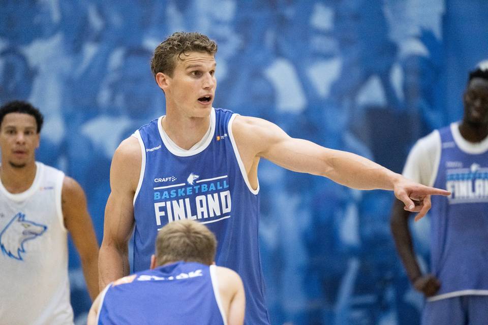 Lauri Markkanen valmistautuu otteluihin ja pohtii, onko Stockmannille menossa perjantai-iltapäivänä järkevää. Lauri Markkanen valmistautuu otteluihin ja pohtii, onko Stockmannille menossa perjantai-iltapäivänä järkevää. 1