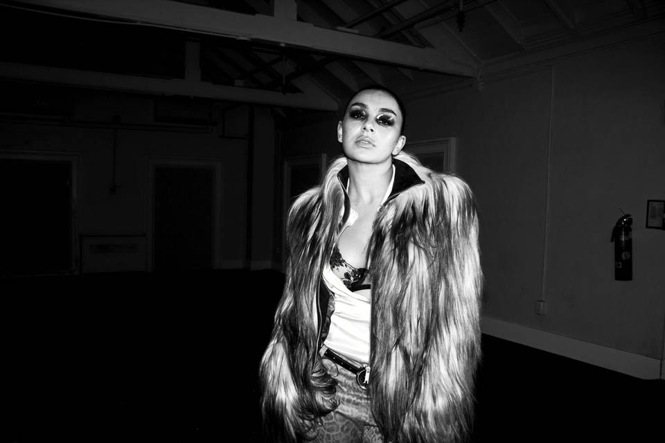 Levyarvio | Poptähti Charli XCX tutkii uudella albumillaan popmusiikin nykyisiä helppoja elementtejä Levyarvio | Poptähti Charli XCX tutkii uudella albumillaan popmusiikin nykyisiä helppoja elementtejä 1