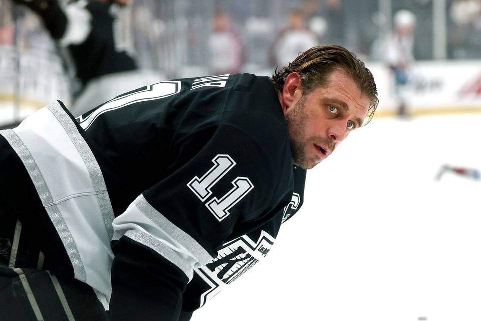 Los Angeles Kings jäädyttää Anze Kopitarin numeron – Slovenialaista jääkiekkolegendaa kunnioitetaan myös patsaalla. Los Angeles Kings jäädyttää Anze Kopitarin numeron – Slovenialaista jääkiekkolegendaa kunnioitetaan myös patsaalla. 1