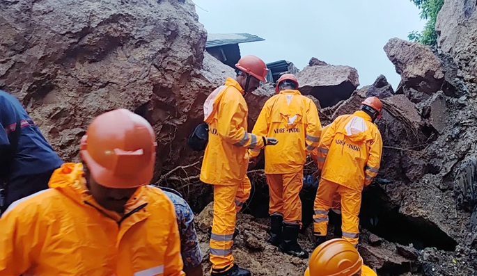 Maanvyöryt aiheuttavat kymmenen kuolemaa Nepalin alueella ja kahdeksan Intiassa. 1