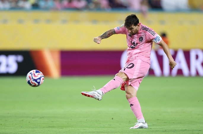 Messi sai sakon MLS:ltä kenttäriidan vuoksi Philadelphia Unionin Sullivanin kanssa. 1