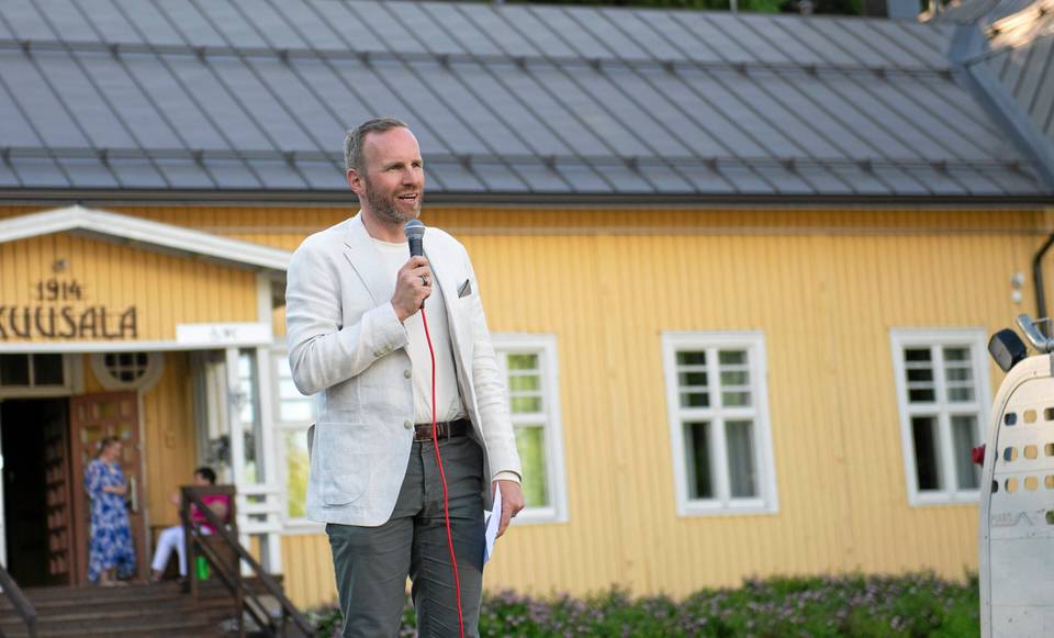 Ministeri Mika Poutalan varvas poistettiin kirurgisesti. 1