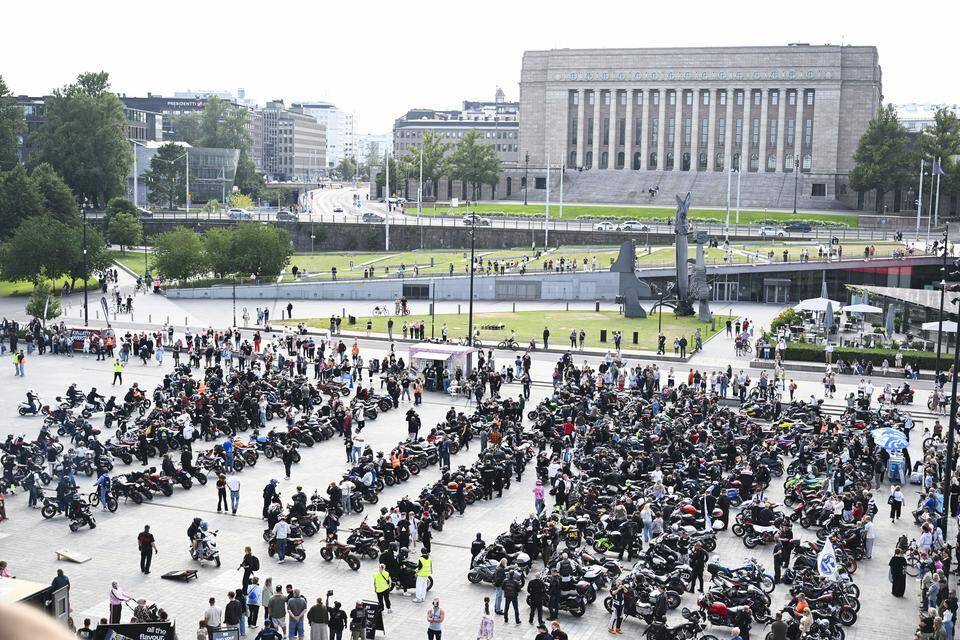 Mopoilijoiden protesti pidettiin lauantaina Helsingissä, tutustu kuviin ja videoihin. 3