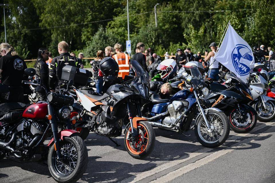 Mopoilijoiden protesti pidettiin lauantaina Helsingissä, tutustu kuviin ja videoihin. 1
