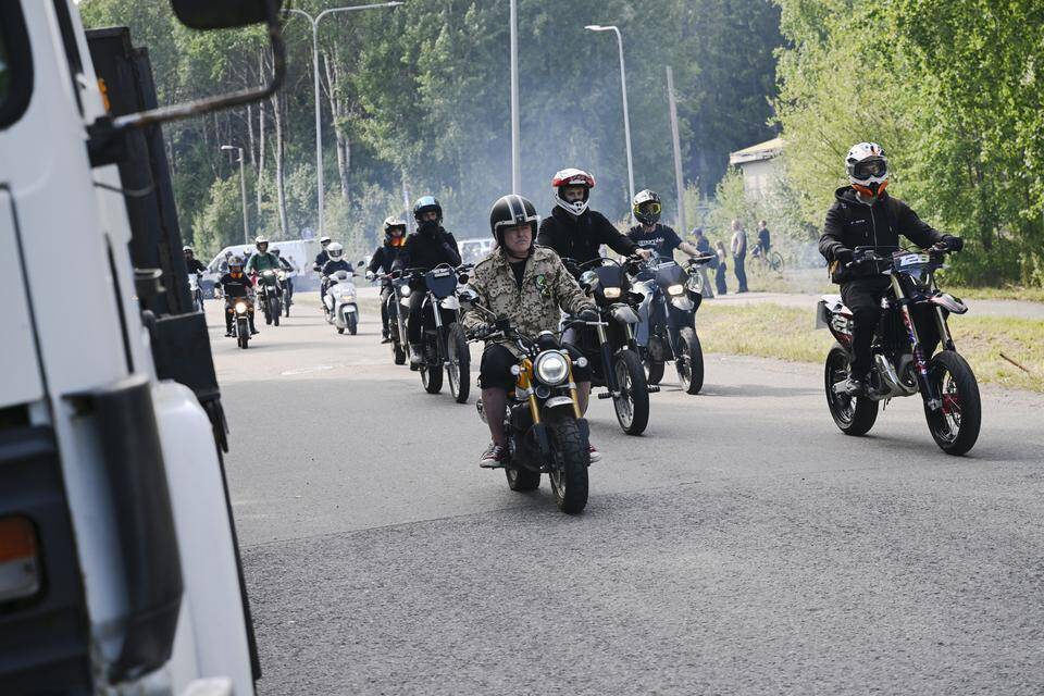 Mopoilijoiden protesti pidettiin lauantaina Helsingissä, tutustu kuviin ja videoihin. 2