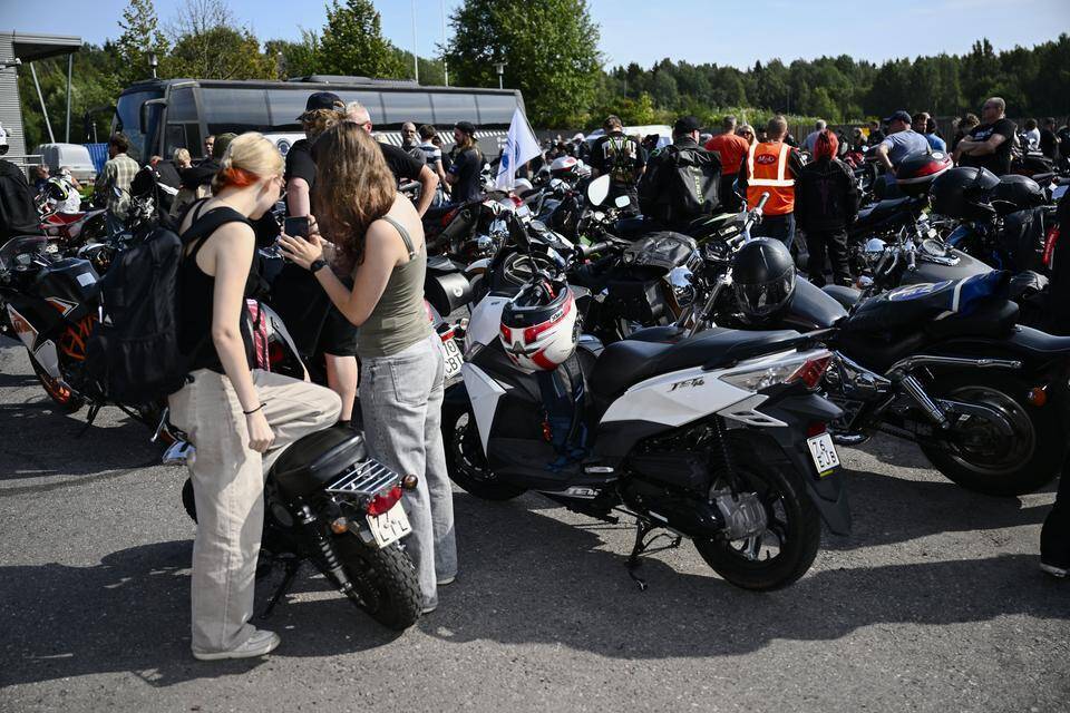 Mopoilijoiden protesti pidettiin lauantaina Helsingissä, tutustu kuviin ja videoihin. 5