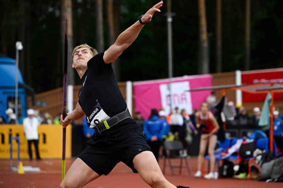 Nollalatautumisella 22-vuotiaiden SM-kultaa voittanut Parviainen odottaa 80 metrin heittoa maaottelussa. Nollalatautumisella 22-vuotiaiden SM-kultaa voittanut Parviainen odottaa 80 metrin heittoa maaottelussa. 1