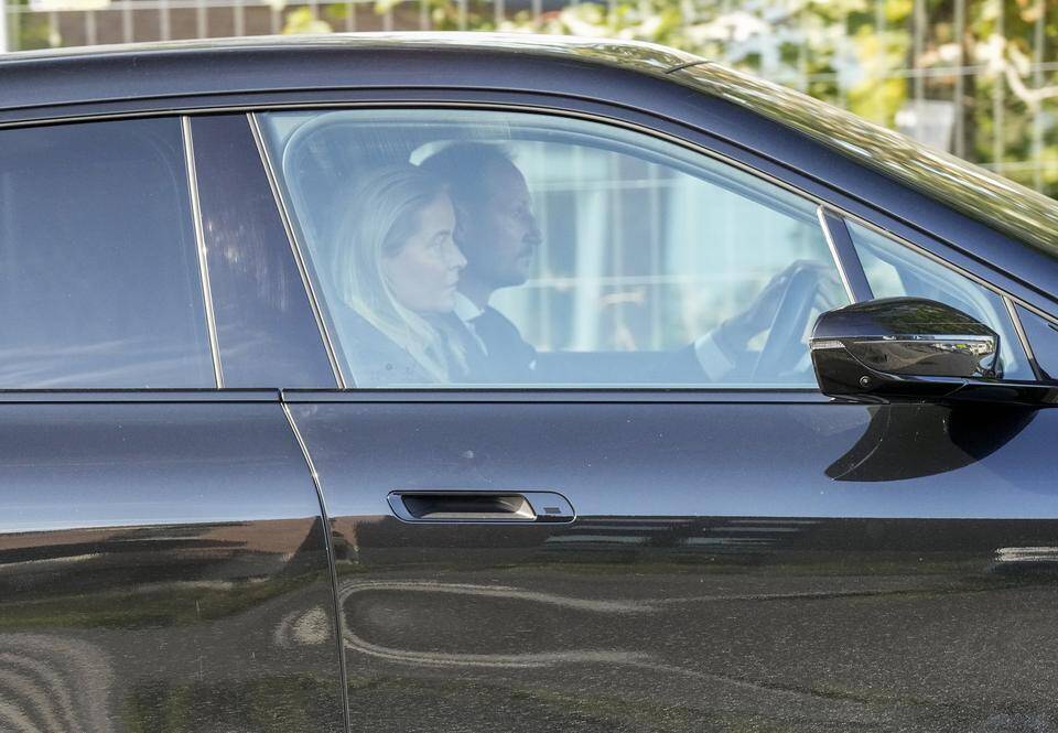 Norjalainen media: Tutkintavankeudessa oleva Marius Borg Høiby saapui vierailemaan sairaana olevan kuninkaan luona. 2