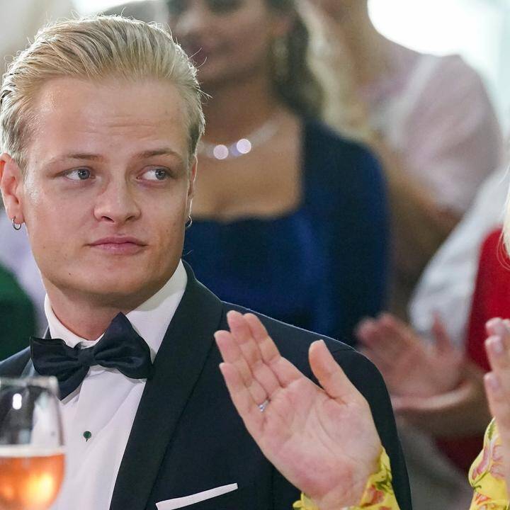 Norjalainen media: Tutkintavankeudessa oleva Marius Borg Høiby saapui vierailemaan sairaana olevan kuninkaan luona. 4